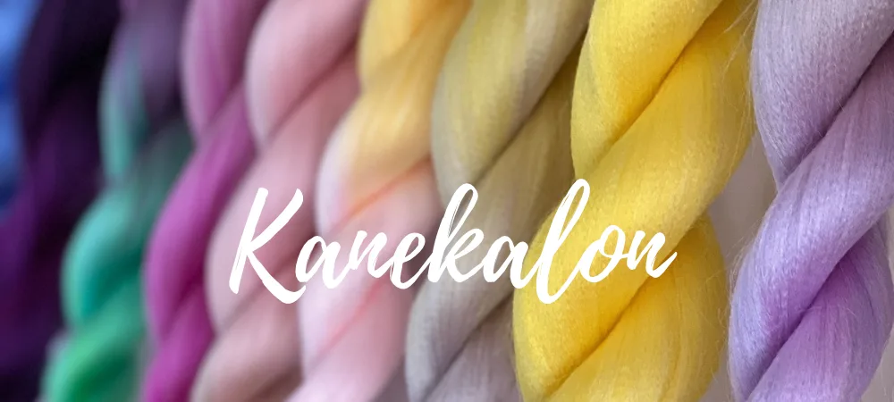Zväzky kanekalonu v pastelových farbách s nápisom Kanekalon